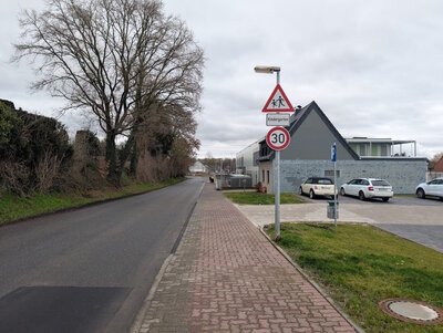 Sicht auf Erkelenzer Straße in Richtung Lipp und die Kita Löwenburg