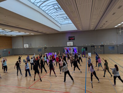 Nach toller Premiere der Bedburger Sommerausgabe: „Sport im Park“ sorgt auch in der Halle für Bewegung und Begeisterung