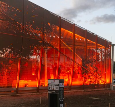 Fahrradparkhaus - Ausbeutung (Fassade gegenüber Haupteingang)