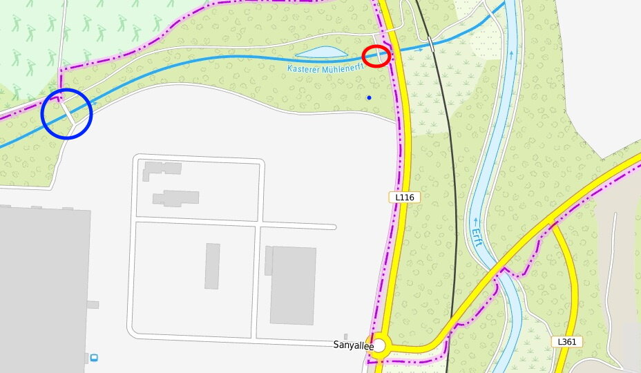 Nur wenige Meter von der gesperrten Fußgänger- und Radfahrerbrücke (rot markiert) an der Kasterer Mühlenerft entfernt, befindet sich die nächste Querungsmöglichkeit (blau markiert). 