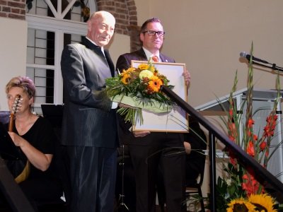 Bürgermeister Solbach überreicht Willy Moll die Ehrenbürger-Urkunde. 