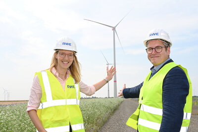 Katja Wünschel, CEO Onshore Wind und Solar Europa &amp; Australien der RWE Renewables, und Sascha Solbach, Bürgermeister der Stadt Bedburg, am neuen Windpark „Bedburg A 44n“. © RWE