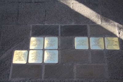 Goldene, in den Boden eingelassene Steine, in die die Namen jüdischer Bürger Bedburgs und ihr Schicksal während des Dritten Reichs eingraviert sind.