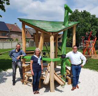 v.l.n.r. Klaus Brunken, Angelika Dreikhausen und Sascha Solbach besichtigen Spiellandschaft Spielplatz „Pestalozzistraße“