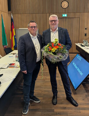 Rudolf Nitsche (r.) wurde von Bürgermeister Sascha Solbach nach der Wahl des Bedburger Stadtrats feierlich für die neue Aufgabe verpflichtet.