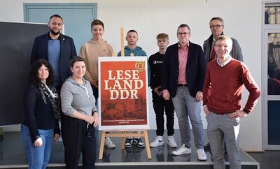 PM 22.11.2022 „Leseland DDR“ - Fotoausstellung im Silverberg-Gymnasium eröffnet