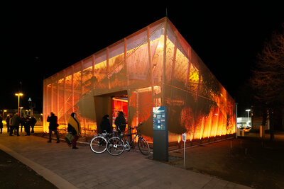 Beleuchtetes Fahrradparkhaus am Bedburger Bahnhof