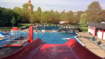 Badegäste im Schwimmbecken des Bedburger Freibades.