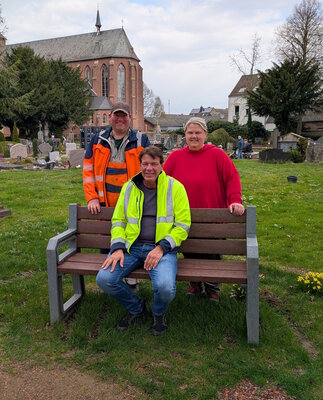 Seniorenfreundliche Sitzbänke Friedhöfe