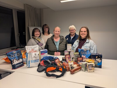  Geld- und Futterspende für die Tiertafel - Bedburger Hundeschwimmen ein Erfolg für alle Beteiligten