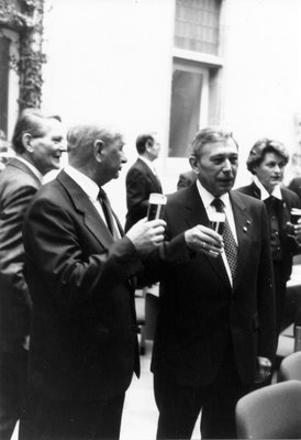 Ehrenbürger - Leo Noppeney und Karl-Friedrich Schild mit Kölschgläsern in der Hand