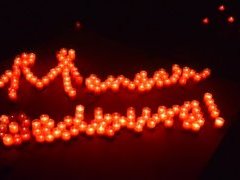 Das "Mensch Bedburg!"-Logo aus Kerzen.